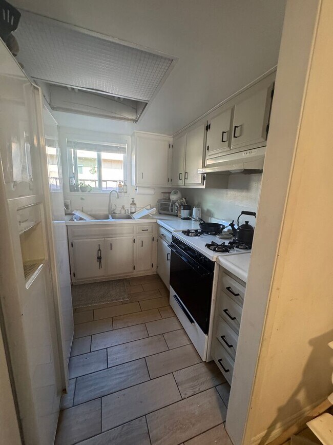 Building Photo - Charming 2-Bedroom, 1.5-Bath Apartment wit...