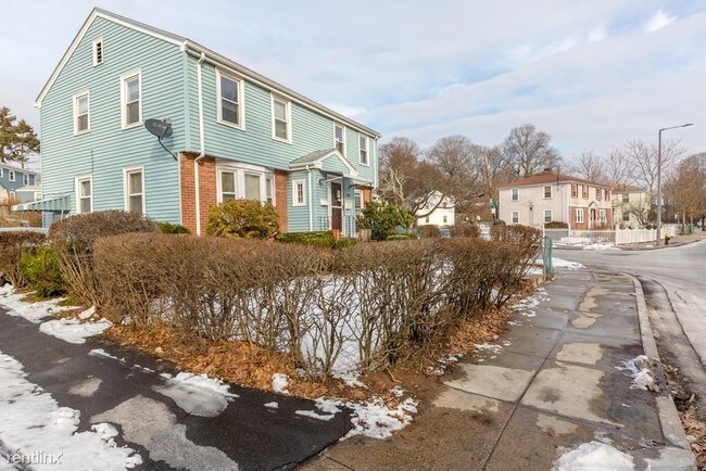 Building Photo - 2 br, 1 bath House - 393 River St # 101