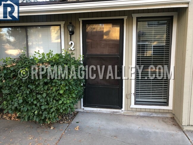 Building Photo - 747 Meadows Dr