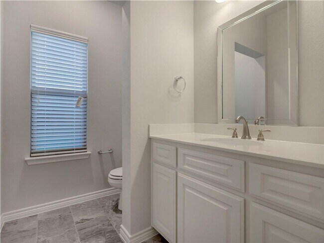 Foto del edificio - "TCU" Property Available for Immediate Mov...