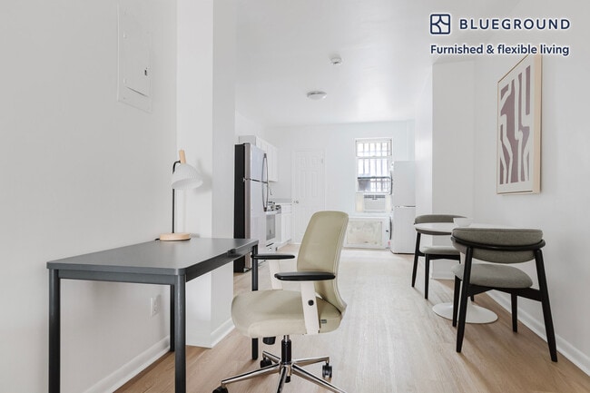 Foto del edificio - 327 E 10th St