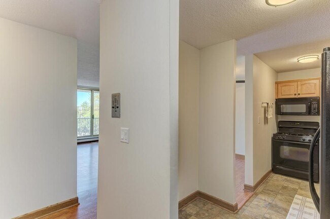 Foto del edificio - 2200 S Stewart Ave