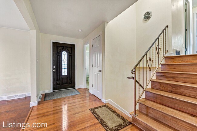 Building Photo - 4 br, 3.5 bath House - 12490 E. Exposition...