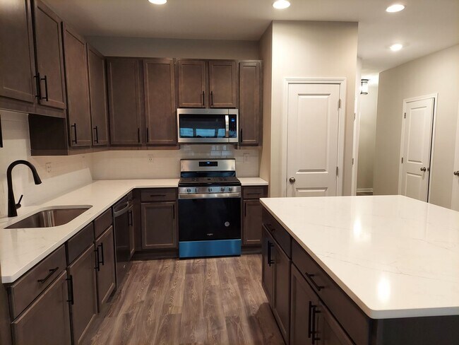 Building Photo - In-Town Townhome for rent in Monroe Heights!