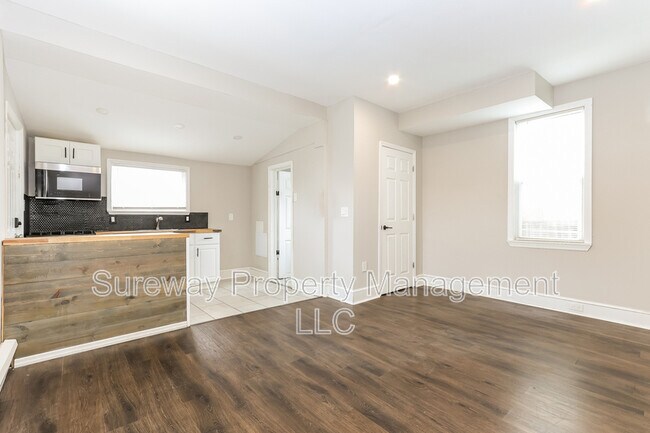 Building Photo - 300 D'Arcy Ave