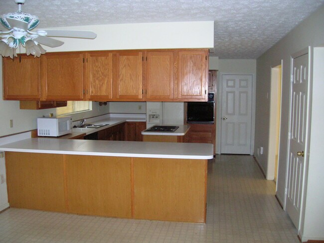 Building Photo - 3522 Vista Verde Dr