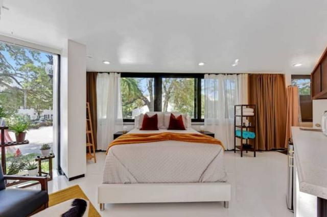 Building Photo - 1 bedroom in Fort Lauderdale FL 33301
