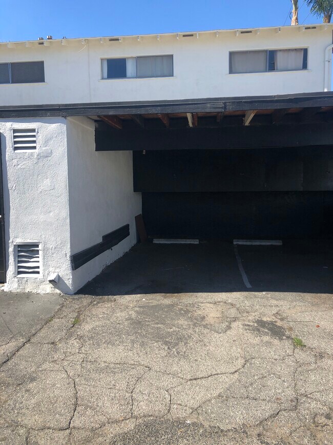 Building Photo - 7405 Hazeltine Ave