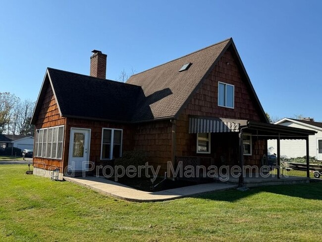 Building Photo - 301 E Carpenter Ave