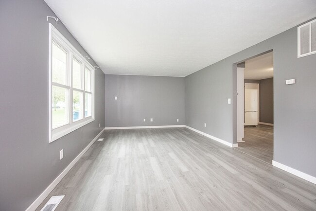 Building Photo - 3 Bed/1 Bath Ranch!