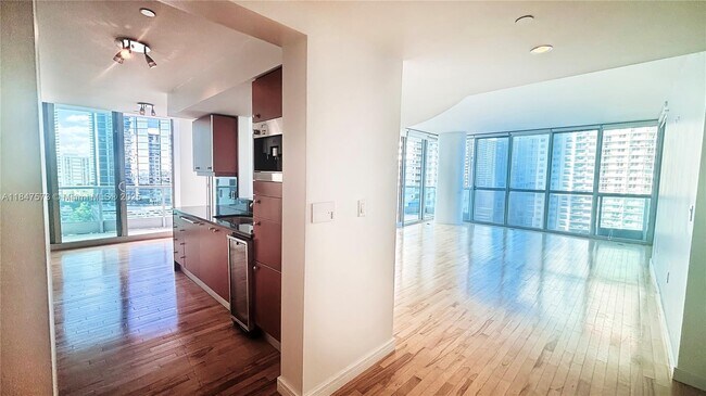 Foto del edificio - 1331 Brickell Bay Dr