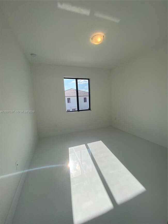Foto del edificio - 2402 SW 145th Pl