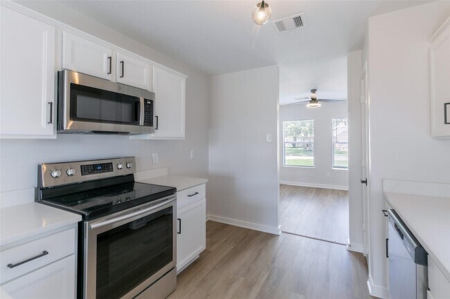 Foto del edificio - 16711 Hollow Ridge Dr