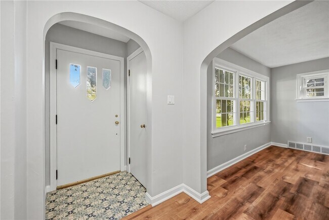 Foto del edificio - 1060 S Hermitage Rd