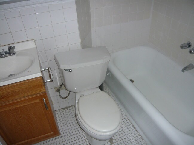 Building Photo - 2086 Bronx Park E