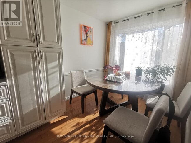 Building Photo - 976 Raintree Ln