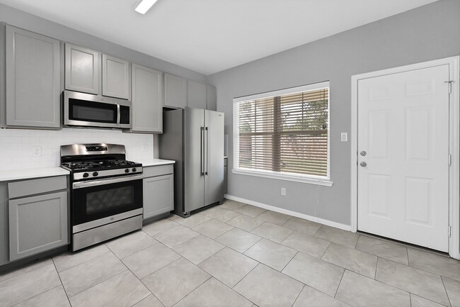 Building Photo - 974 Ellington St