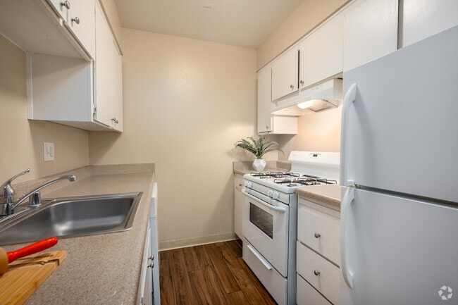 1BR, 1BA - 675SF - Kitchen - River's Edge Apartments