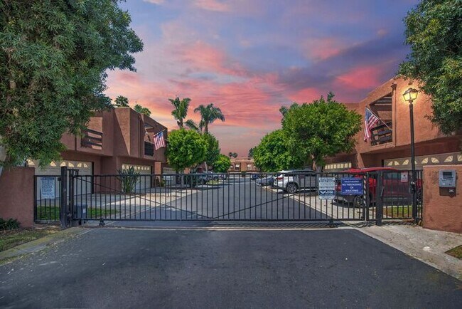 Foto del edificio - Downtown Huntington Beach Townhome