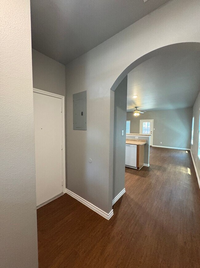 Foto del edificio - Newly Renovated Town-home