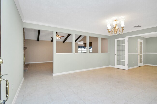 Building Photo - 2818 Colonial Dr