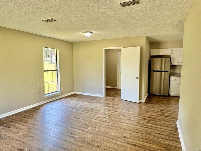 Building Photo - 731 St Martins Dr