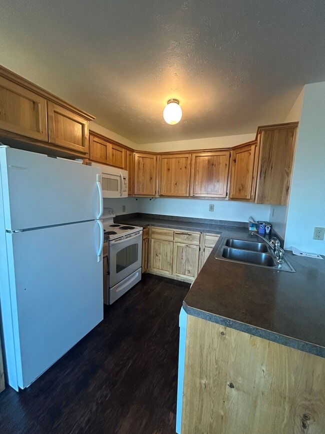 Building Photo - 2320 W Foothills Dr