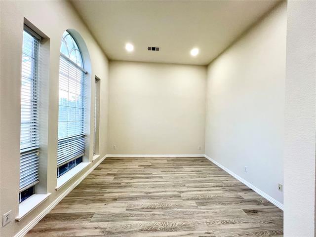 Foto del edificio - 3301 Bluegrass Dr