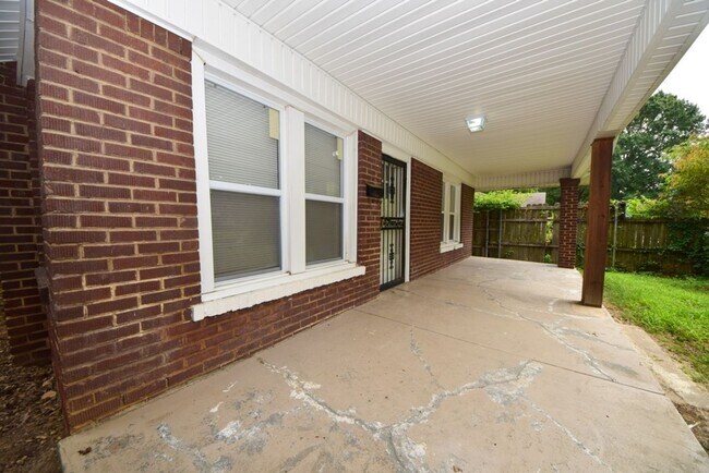 Foto del edificio - UPDATED BATHS AND KITCHEN WITH SS APPLIANCES near University of Memphis.