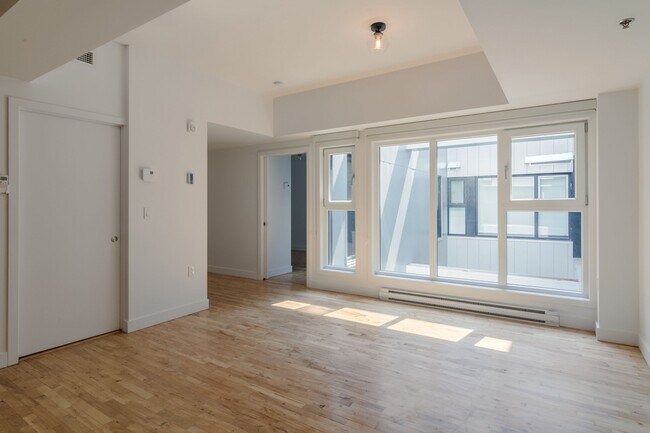 Building Photo - 4350 Hotel-De-Ville