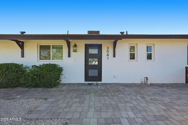 Building Photo - 3041 E Elm St