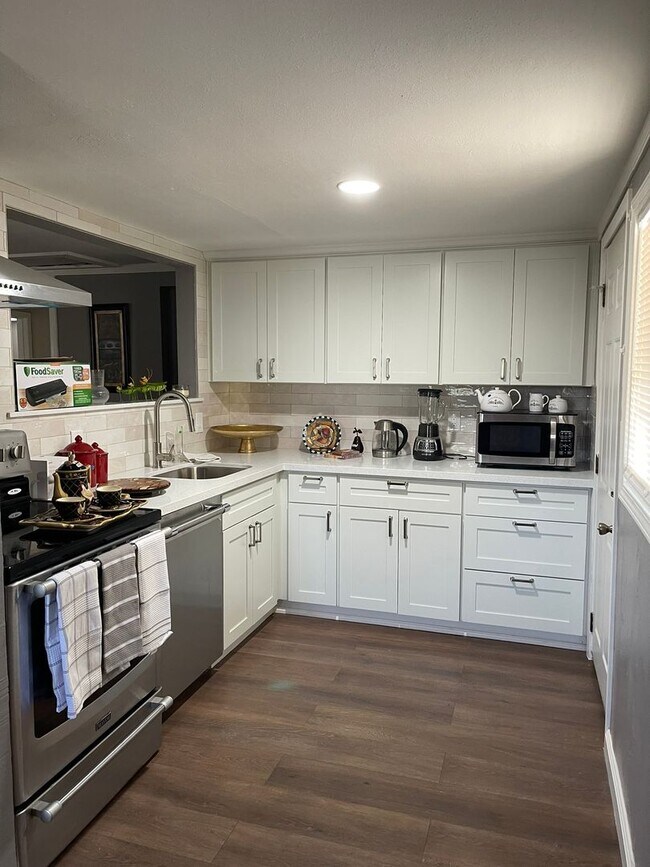 Foto del edificio - Newly Remodeled Home near Sac City College...