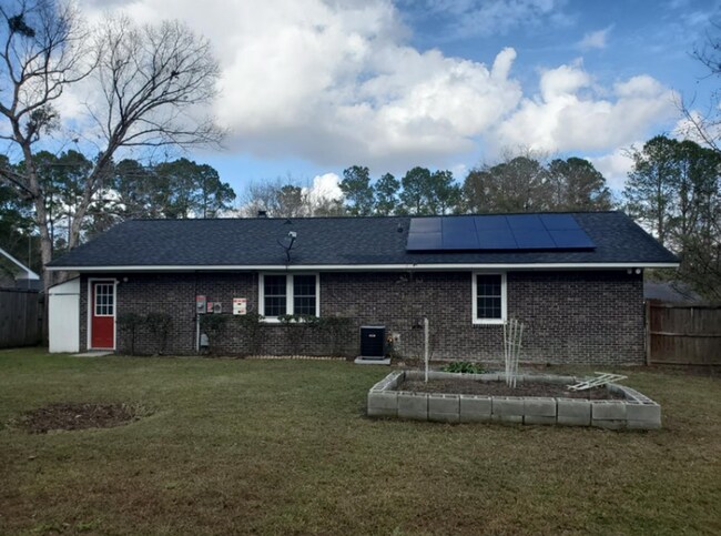 Building Photo - 3 BR/ 1 BA Ranch Style Home in Summerville!