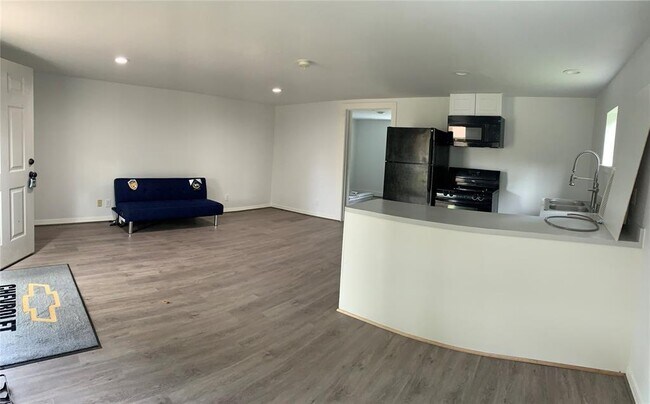 Building Photo - 706 Milwaukee St