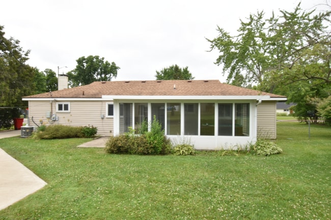 Building Photo - 6333 Hermana Rd