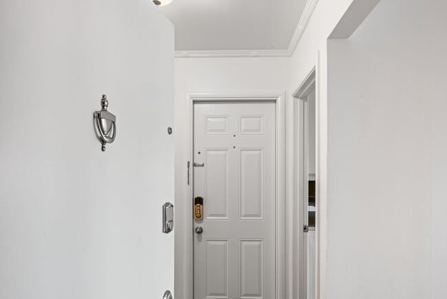 Building Photo - Stunning, Pet Friendly Edwardian 2BR Remod...