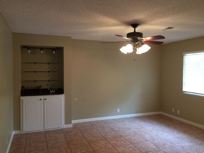 Foto del edificio - 6379 Edgewood Way