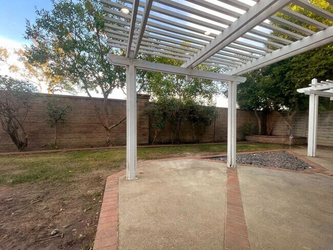 Building Photo - Charming Tustin Haven Available in October!