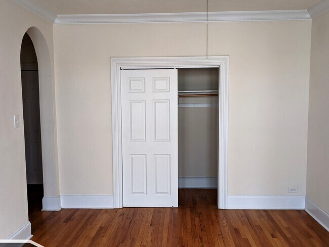 Foto del edificio - 2704 N Sawyer Ave