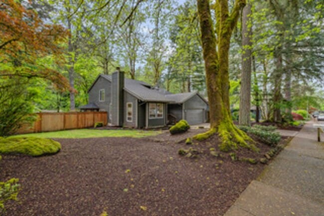 Foto del edificio - Summer-Ready Living in Sought-After Bryant Woods!