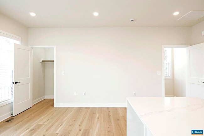 Building Photo - 919 Belmont Ave