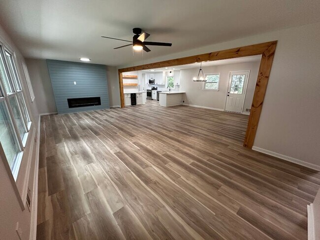 Building Photo - 4 bed 3 bath in Decatur!
