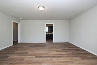 Building Photo - 9026 Lake Forest Blvd