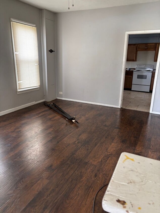 Building Photo - Section 8 Accepted! 4 BR