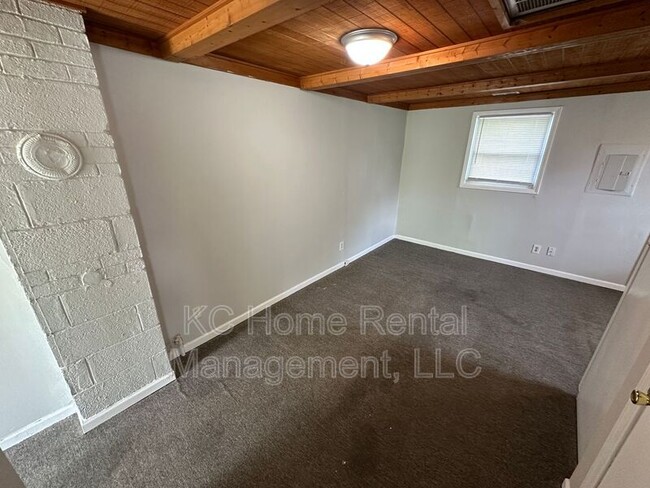 Building Photo - 3721 NE 43rd Terrace