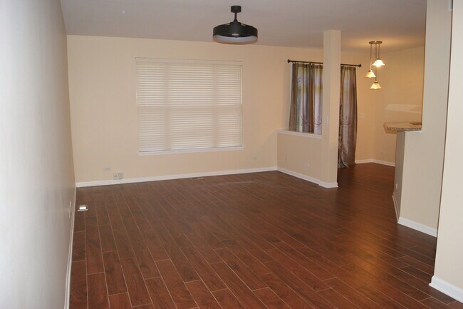 Foto del edificio - 480 Pine Lake Cir