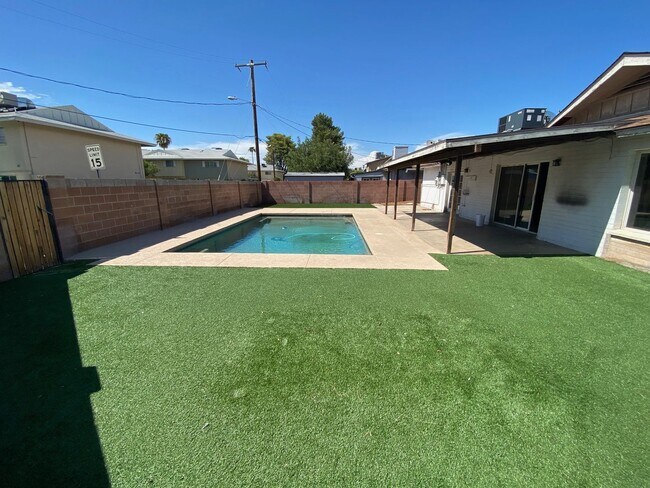 Foto del edificio - 5 Bedroom 3 Bath home close to ASU - POOL AND TURF BACKYARD