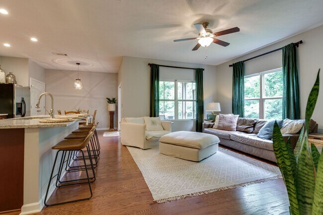 Foto del edificio - 3 Bed, 2 Bath One Level Home w/ Hardwood Throughout