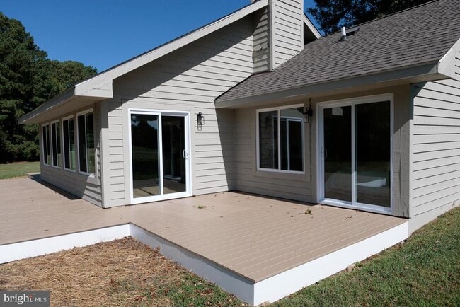 Building Photo - 102 Golf Ct