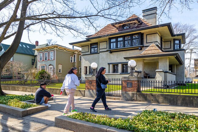 Take an audio walking tour of different Frank Lloyd Wright homes in Oak Park and River Forest.
